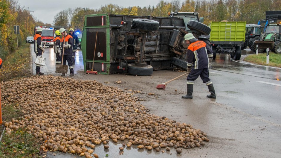 Read more about the article Kartoffel-Anhänger von Traktor kippt auf B16 um