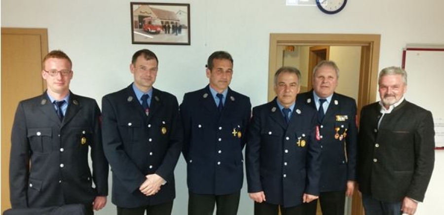 Read more about the article Feuerwehr hält Rückschau und zeichnet langjährig verdiente Kameraden aus