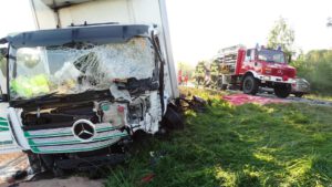 Read more about the article Unfall auf B16: Autofahrerin prallt gegen Lastwagen und stirbt